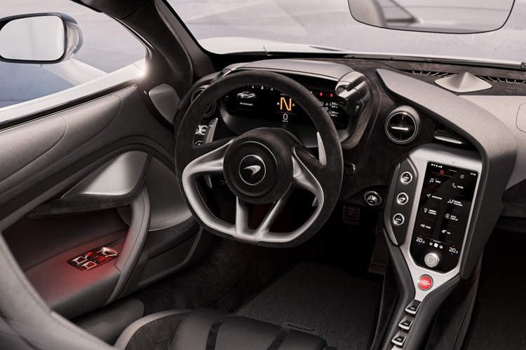 Việc McLaren 750S Spider về garage của tay chơi này sẽ có ý nghĩa rất lớn. Ở sức mạnh, McLaren 750S Spider vẫn sử dụng động cơ là loại M840T V8, dung tích 4.0 lít, tăng áp kép của 765LT Spider nhưng có 1 số điều chỉnh khiến công suất xe chỉ 750 PS, thấp hơn 15 ps nhưng mạnh hơn 30 ps so với 720S Spider, mô-men xoắn 590 Nm.