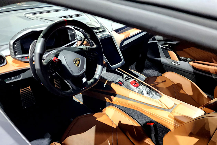 Tại thị trường nước ngoài, dòng siêu xe Lamborghini Revuelto có giá bán chính hãng tương đương khoảng hơn 13,5 tỷ đồng, vì thế, nhiều khả năng giá bán của Lamborghini Revuelto có thể hơn 50 tỷ đồng tại Việt Nam