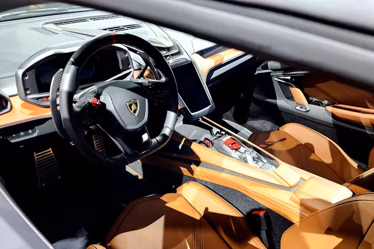 Tại thị trường nước ngoài, dòng siêu xe Lamborghini Revuelto có giá bán chính hãng tương đương khoảng hơn 13,5 tỷ đồng, vì thế, nhiều khả năng giá bán của Lamborghini Revuelto có thể hơn 50 tỷ đồng tại Việt Nam