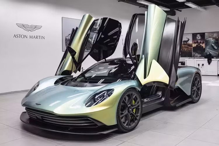  Aston Martin Valhalla Theo lịch trình dự kiến thì siêu xe Aston Martin Valhalla về Việt Nam vào tháng 10 năm ngoái để ra mắt và bàn giao cho ông Đặng Lê Nguyên Vũ, tuy nhiên, vì 1 vài lý do khách quan nên việc này đã bị hoãn lại, và chắc suất sẽ là năm 2024 này.