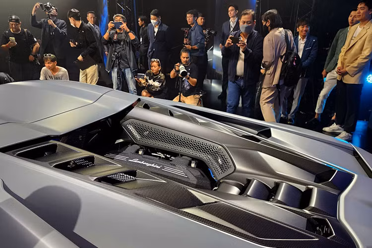 Kết hợp với mô-tơ điện, động cơ của siêu xe này tạo ra công suất tổng cộng 1.015 mã lực. Đây là siêu xe thương mại đầu tiên của hãng Lamborghini có công suất tối đa vượt ngưỡng 1.000 mã lực.