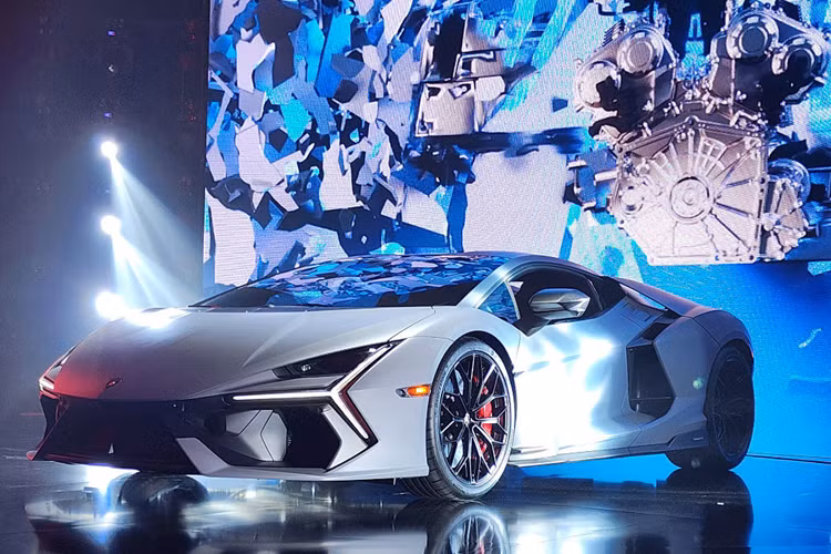 Những thông số ấn tượng trên đã giúp cho siêu xe Lamborghini Revuelto LB744 có thể tăng tốc từ vị trí xuất phát lên 100 km/h trong thời gian 2,5 giây, từ 0-200 km/h trong thời gian dưới 7 giây và đạt vận tốc tối đa 350 km/h.