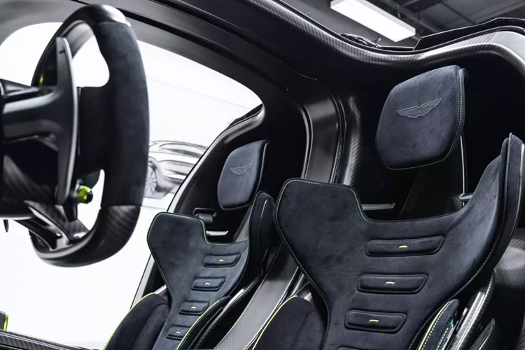 Dòng siêu xe Aston Martin Valhalla được sử dụng hệ thống truyền động PHEV mới với động cơ V8, tăng áp kép, dung tích 4.0 lít được đặt giữa phía sau và có tích hợp thêm 2 mô tơ điện kết hợp giúp tổng công suất cho xe Aston Martin Valhalla lên đến 937 mã lực và mô-men xoắn cực đại là 1.000 Nm.