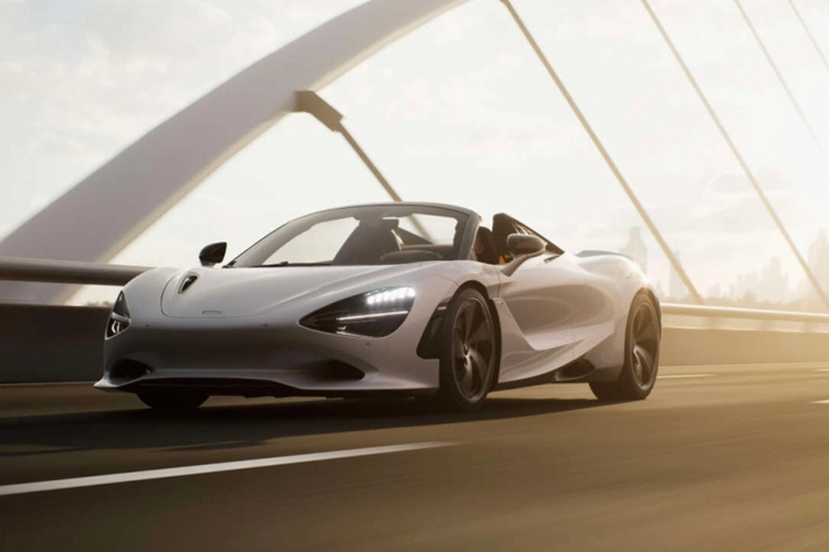 Nội công của siêu xe mui trần được truyền đến hệ dẫn động cầu sau thông qua hộp số ly hợp kép 7 cấp nhờ đó mà siêu xe mui trần McLaren 750S Spider dễ dàng tăng tốc từ vị trí xuất phát lên 100 km/h trong 2,8 giây, như 720S Spider, 0-200 km/h mất 7,3 giây và 0-300 km/h mất 20,4 giây. Tốc độ tối đa 332 km/h.