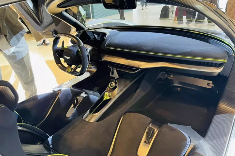 Chỉ có 999 xe Aston Martin Valhalla được sản xuất theo thông báo của hãng xe Anh quốc và họ đang đưa Valhalla đi vòng quanh thế giới để ra mắt với các khách hàng, hy vọng là xe sẽ sớm về Việt Nam trong Quý I năm nay. Siêu xe Aston Martin Valhalla có giá bán khởi điểm tại nước ngoài từ 800.000 đô la.