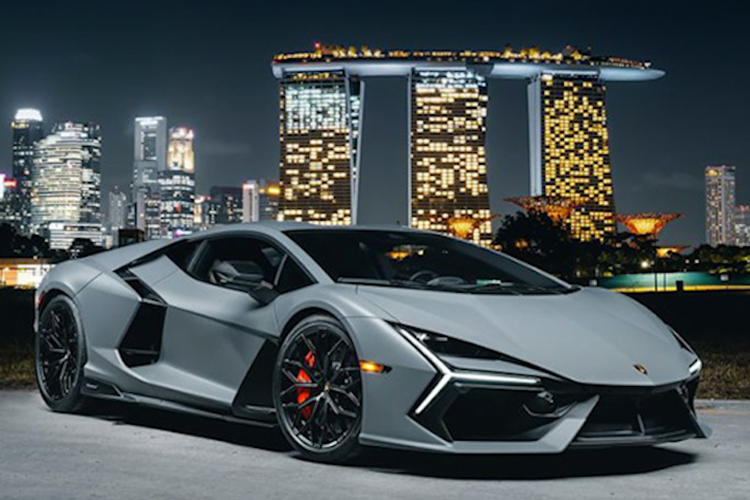 So với đàn anh Lamborghini Aventador Ultimae, siêu xe mới này tăng tốc nhanh hơn nhưng vận tốc tối đa thấp hơn 5 km/h, thậm chí so với đối thủ Ferrari SF90 Stradale, Lamborghini Revuelto dù dùng máy mạnh hơn, công suất cao hơn nhưng 0-100 km/h tương đương nhau.
