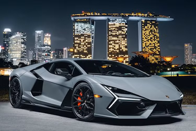 So với đàn anh Lamborghini Aventador Ultimae, siêu xe mới này tăng tốc nhanh hơn nhưng vận tốc tối đa thấp hơn 5 km/h, thậm chí so với đối thủ Ferrari SF90 Stradale, Lamborghini Revuelto dù dùng máy mạnh hơn, công suất cao hơn nhưng 0-100 km/h tương đương nhau.