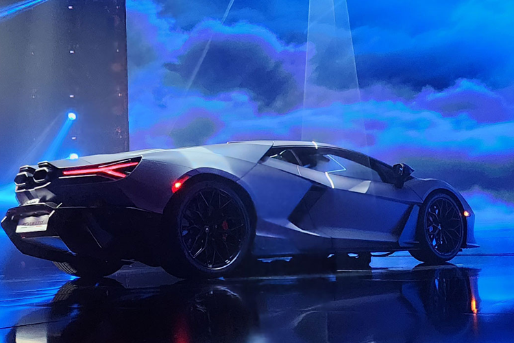 Gần đây, 1 thị trường Asean đã được giới thiệu siêu xe Lamborghini Revuelto đó là Thái Lan, các đại gia ở đây phải chi ra số tiền từ 47,49 triệu Baht (khoảng 32,6 tỷ đồng) để sở hữu "bò tót" hybrid này.