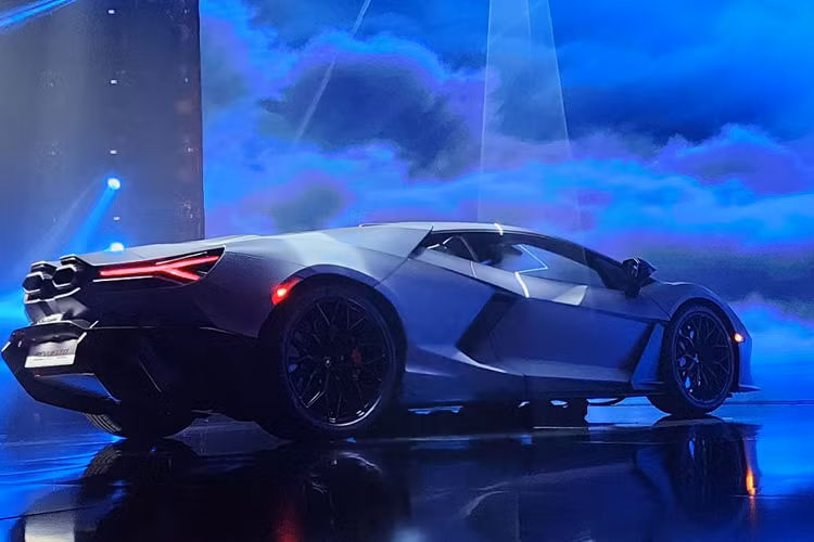 Gần đây, 1 thị trường Asean đã được giới thiệu siêu xe Lamborghini Revuelto đó là Thái Lan, các đại gia ở đây phải chi ra số tiền từ 47,49 triệu Baht (khoảng 32,6 tỷ đồng) để sở hữu "bò tót" hybrid này.