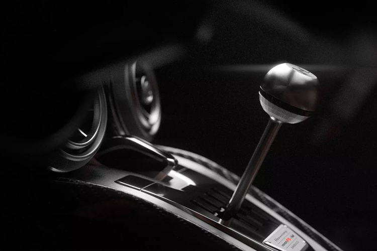 Hãng cũng đã thực hiện một số cải tiến về mặt khí động học. Ở bên ngoài, F5-M có thêm một vây dọc kích thước 1,4 mét, kéo dài từ mui xe đến hết nắp máy sau. Mỗi chiếc F5-M đều có lớp sơn cá nhân hoá kết hợp sợi carbon lộ ra dọc sống lưng với màu sắc riêng theo lựa chọn của khách hàng.