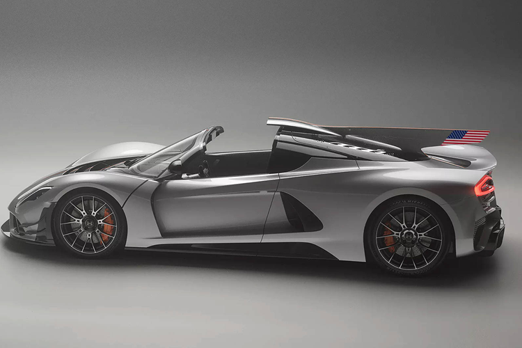 Về cơ bản, đây thực chất là mẫu siêu xe Hennessey Venom F5-M Roadster nhưng loại bỏ hộp số sàn tự động AMT 7 cấp để thay bằng hộp số sàn thực thụ với chỉ 6 cấp và cổng sang số bằng phôi nhôm.