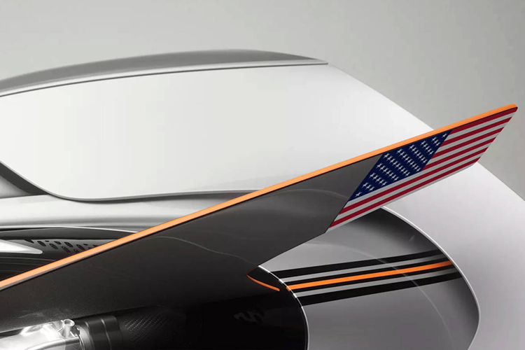 Việc thay hộp số mới khiến cho đội ngũ kỹ sư của Hennessey phải điều chỉnh lại một số chi tiết bên trong nội thất để phù hợp với thao tác số sàn. Đầu tiên, dễ thấy nhất là có thêm bàn đạp côn ở phía ngoài cùng bên trái dưới chân người lái. Cần số dùng chất liệu kết hợp giữa sợi carbon và nhôm.