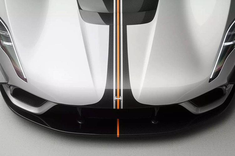 Hennessey không cung cấp bất kỳ số liệu nào về khả năng vận hành của Venom F5-M Roadster, tuy nhiên khó để kỳ vọng rằng mẫu xe này sẽ nhanh hơn biến thể tiêu chuẩn có lẫy chuyển số. Ý nghĩa duy nhất của việc trang bị hộp số sàn là đem lại cảm giác lái thể thao thuần khiết nhất cho những người đam mê tốc độ.