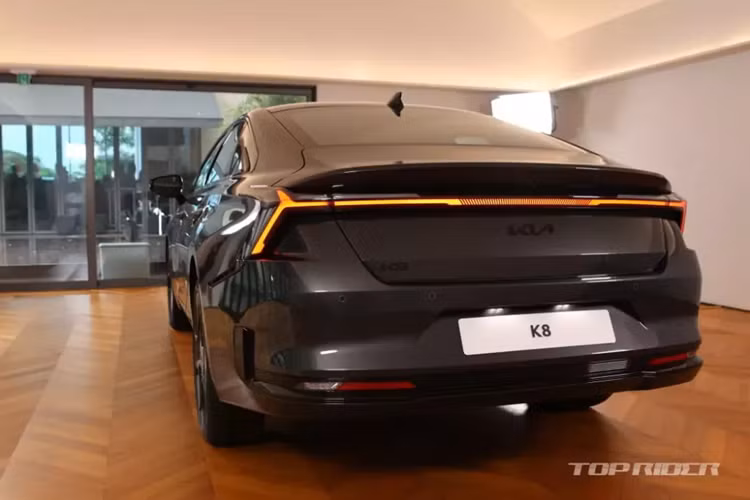 Cuối cùng là hệ truyền động hybrid với máy xăng tăng áp, dung tích 1.6L, có công suất tổng cộng 230 mã lực. Đi kèm các khối động cơ này là hệ dẫn động 4 bánh toàn thời gian AWD, hệ thống treo điều khiển điện tử mới và hệ thống kiểm soát chuyển động thân xe trên cao tốc.