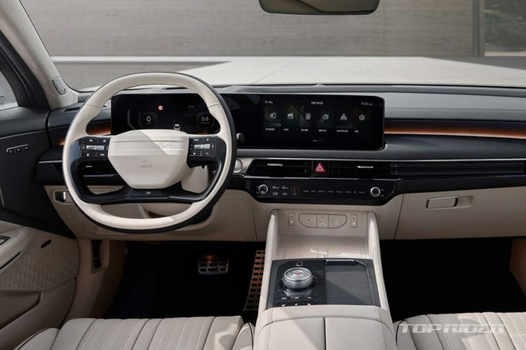 Nhìn từ bên hông, Kia K8 2025 vẫn giữ nguyên kiểu dáng coupe thời thượng. Ở phía sau, cụm đèn hậu có thiết kế mảnh mai, nối liền với nhau bằng một dải LED chạy ngang qua cửa cốp. Đối với K8, Kia cung cấp tới 6 tùy chọn màu sắc ngoại thất. Trong đó có 2 màu sơn mới là bạc Ivory Silver và be Sunset Beige.