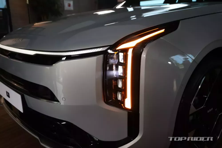 Kia K8 2025 được áp dụng ngôn ngữ thiết kế United Opposites tương tự nhiều mẫu xe đời mới nhà Kia như EV9, Carnival, Sorento và Morning. Khu vực đầu xe gây ấn tượng với cụm đèn chiếu sáng ban ngày lấy cảm hứng từ bản đồ sao. Cụm lưới tản nhiệt cũng được thiết kế lại, sơn cùng màu với thân xe.