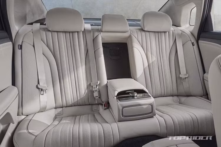 Toàn bộ xe được bọc bằng vật liệu da cao cấp với nhiều tùy chọn màu sắc khác nhau, kết hợp với ốp gỗ tối màu. Trên mặt táp lô của mẫu xe này xuất hiện cụm màn hình cong cỡ lớn, tích hợp bảng đồng hồ kỹ thuật số và màn hình cảm ứng trung tâm. 