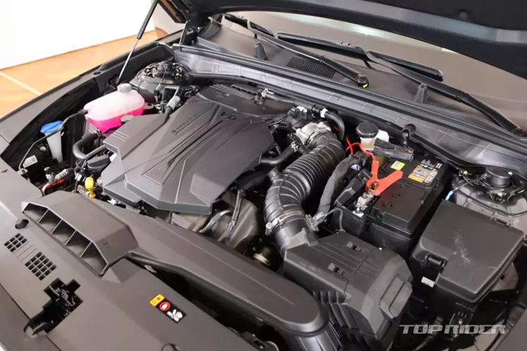 K8 mới cũng được trang bị hệ thống hỗ trợ người lái tiên tiến (ADAS) bao gồm hệ thống kiểm soát hành trình thông minh, hệ thống giữ làn đường, cảnh báo va chạm phía trước cùng nhiều tính năng hiện đại khác.