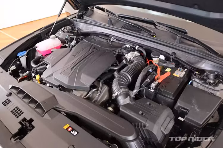 K8 mới cũng được trang bị hệ thống hỗ trợ người lái tiên tiến (ADAS) bao gồm hệ thống kiểm soát hành trình thông minh, hệ thống giữ làn đường, cảnh báo va chạm phía trước cùng nhiều tính năng hiện đại khác.