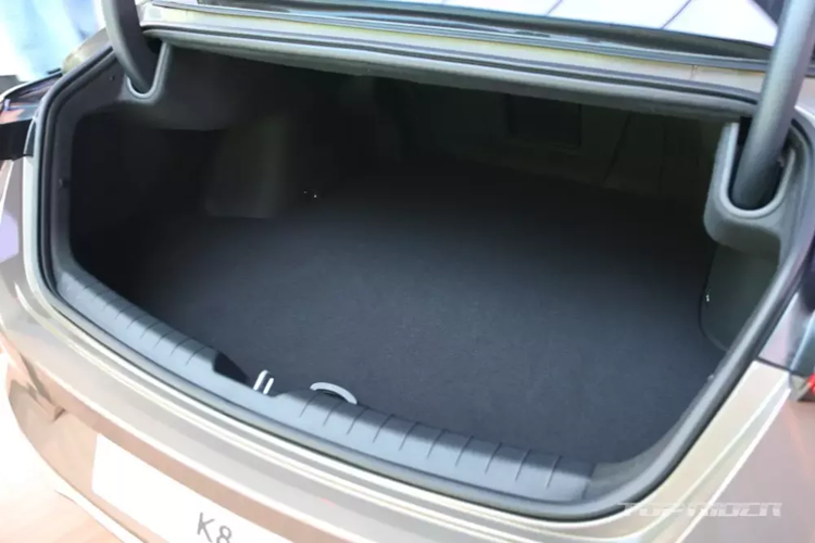 Tương tự như phiên bản cũ, Kia K8 2025 có tới 4 tùy chọn động cơ. Thứ nhất là máy xăng 4 xi-lanh, hút khí tự nhiên, dung tích 2.5L, sản sinh công suất tối đa 198 mã lực và mô-men xoắn cực đại 248 Nm.