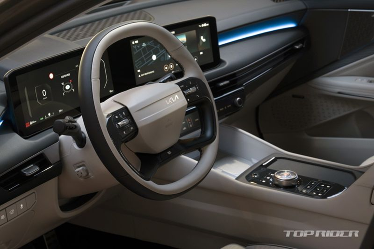 Được nhiều người coi mẫu sedan hạng sang mang thương hiệu bình dân, Kia K8 vốn được biết đến là mẫu sedan sở hữu không gian nội thất sang trọng hàng đầu phân khúc. Bước sang phiên bản mới, K8 còn được nâng cấp với hàng loạt công nghệ hiện đại.