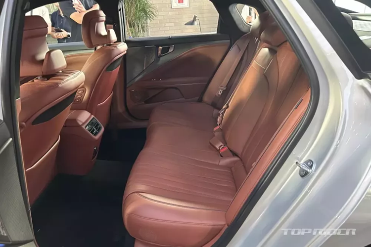 Bên cạnh đó là hệ thống đèn viền nội thất và hệ thống âm thanh Meridian càng làm tăng thêm cảm giác sang trọng cho mẫu sedan này. Không chỉ vậy, xe còn có khá nhiều trang bị cao cấp như hệ thống thông tin giải trí ccNC thế hệ mới, 2 sạc điện thoại không dây, máy quét vân tay để xác nhận người lái, hộc khử trùng bằng nhiệt và tia cực tím UV-C ở bệ tì tay trung tâm...