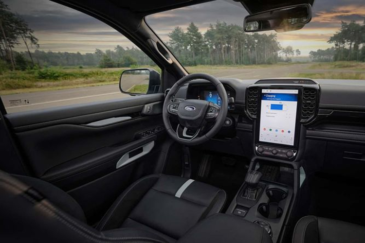 Sức mạnh từ hệ thống PHEV kể trên được truyền đến cả bốn bánh xe thông qua hộp số tự động 10 cấp và hệ dẫn động e-4WD, tích hợp hộp số phụ hai cấp và khóa vi sai cầu sau. Ranger PHEV cũng có khả năng cẩu kéo tương tự các phiên bản khác, với tải trọng tối đa là 1 tấn và sức kéo lên tới 3,5 tấn.