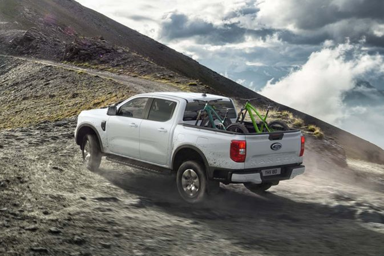 Điểm khác biệt hiếm hoi và dễ nhận thấy nhất là khu vực cổng sạc mới đặt trên chắn bùn sau, ngay bên cạnh nắp bình nhiên liệu. Ngoài ra xe còn sở hữu logo PHEV ở khe gió sau chắn bùn trước và bộ mâm 18 inch được thiết kế riêng.