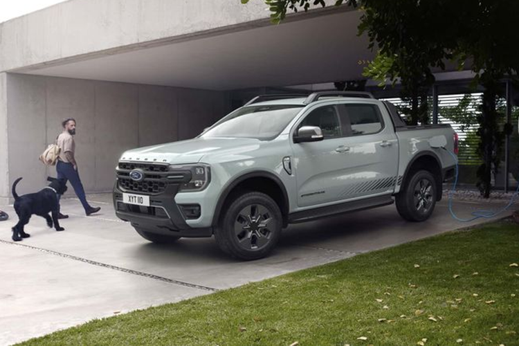 Trang bị vận hành của mẫu xe bán tải Ford Ranger PHEV bao gồm động cơ EcoBoost 2,3 lít tăng áp đi kèm mô-tơ điện 101 mã lực, cung cấp công suất tổng cộng là 275 mã lực và mô-men xoắn 690 Nm. Con số này cao hơn tất cả các phiên bản Ranger động cơ xăng và dầu truyền thống và chỉ đứng sau bản hiệu suất cao Ranger Raptor.