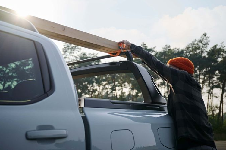 Ranger PHEV có cụm pin có dung lượng 11,8 kWh, cho phép xe di chuyển tối đa 45 km ở chế độ thuần điện. Blue Oval cho biết Ranger PHEV được trang bị hệ thống phanh tái tạo, giúp chuyển hóa năng lượng dư thừa khi hãm phanh thành điện năng.