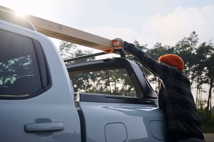 Ranger PHEV có cụm pin có dung lượng 11,8 kWh, cho phép xe di chuyển tối đa 45 km ở chế độ thuần điện. Blue Oval cho biết Ranger PHEV được trang bị hệ thống phanh tái tạo, giúp chuyển hóa năng lượng dư thừa khi hãm phanh thành điện năng.