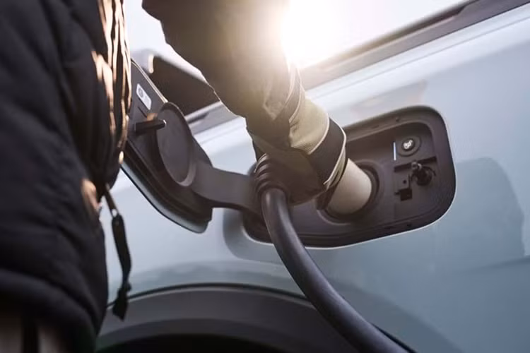 Ngoài ra, phiên bản này còn có tính năng Pro Power Onboard, cho phép chủ xe sạc ngược điện từ xe cho các thiết bị điện ngoại vi, với nguồn điện tiêu chuẩn 2,3 kW hoặc tùy chọn 6,9 kW. Về cơ bản, Ford Ranger PHEV có ngoại hình gần như không đổi so với các phiên bản còn lại.