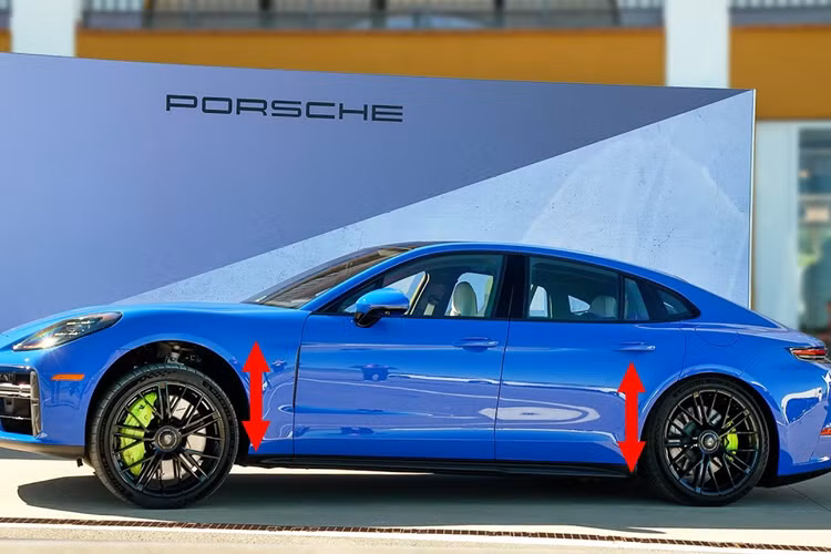 Bên cạnh đó, hệ thống này cũng được tích hợp bộ giảm chấn chủ động có khả năng thay đổi đặc tính tới 13 lần/giây, tích hợp gia tốc kế theo dõi mọi chuyển động của xe. Máy tính của ô tô cũng tính toán góc trượt của lốp. Về cơ bản, có một mô hình ảo của chiếc xe chạy bên trong chiếc xe thật.