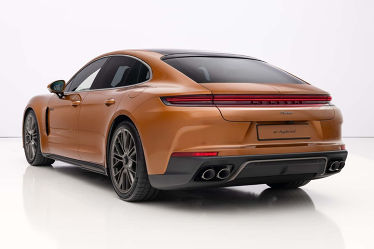 Trong video giới thiệu hệ thống này, các kỹ sư của Porsche đã thể hiện các khả năng nhún nhảy của chiếc xe bằng cách sử dụng ứng dụng điện thoại thông minh được kết nối với con quay hồi chuyển, cho phép người dùng điều khiển chiếc xe theo ý mình chỉ bằng cách lắc điện thoại.