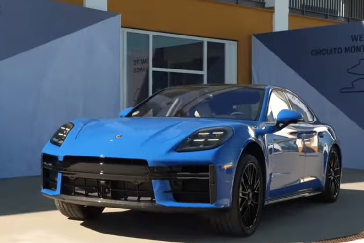 Cuối năm ngoái, Porsche đã trình làng Panamera thế hệ thứ 3. Ở thế hệ mới, mẫu coupe 4 cửa hạng sang này được nâng cấp về mặt trang bị và công nghệ, trong khi thiết kế Porsche Panamera 2024 mới không được thay đổi quá nhiều.