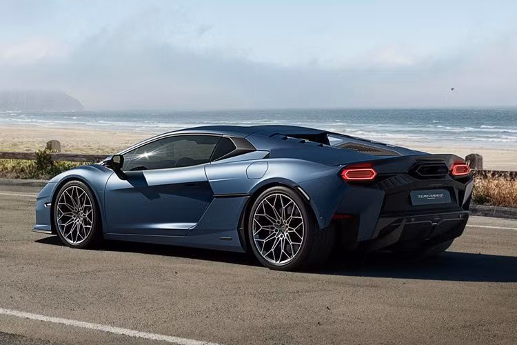 Hai trong số các động cơ này nằm ở phía trước, trong khi động cơ thứ ba nằm giữa động cơ V8 và hộp số ly hợp kép tám cấp mới. Tổng cộng, Temerario cung cấp công suất 907 mã lực, có thể tăng tốc từ vị trí xuất phát lên 100 km/h chỉ trong thời gian 2,7 giây trước khi đạt vận tốc tối đa lên đến 343 km/giờ.