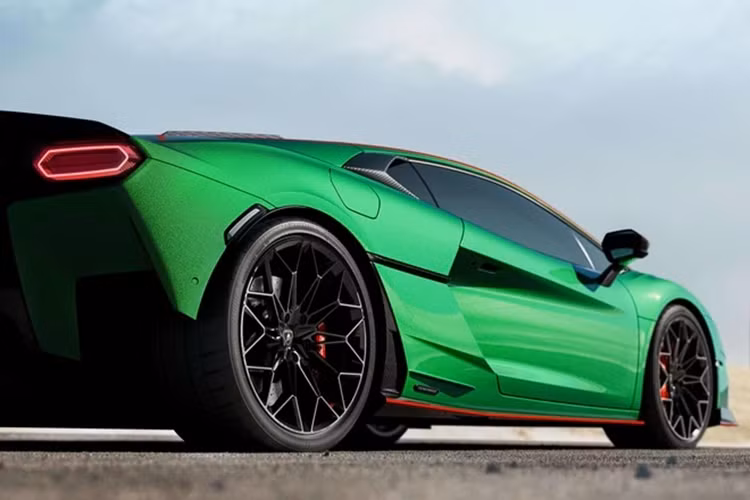 Trong khi cả Gallardo và Huracan đều có động cơ V10, hút khí tự nhiên, động cơ V8 của chiếc xe mới là một đơn vị được thiết kế riêng và có thể đạt tốc độ lên đến 10.000 vòng/phút.