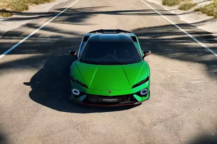 Loại bỏ toàn bộ thân xe đã được sửa đổi, và cũng có một khung không gian nhôm mới ở lõi của xe. Không giống như Lamborghini Revuelto, cũng như các đối thủ đến từ McLaren, siêu xe Lamborghini Temerario không sử dụng khung xe dạng monocoque sợi carbon.