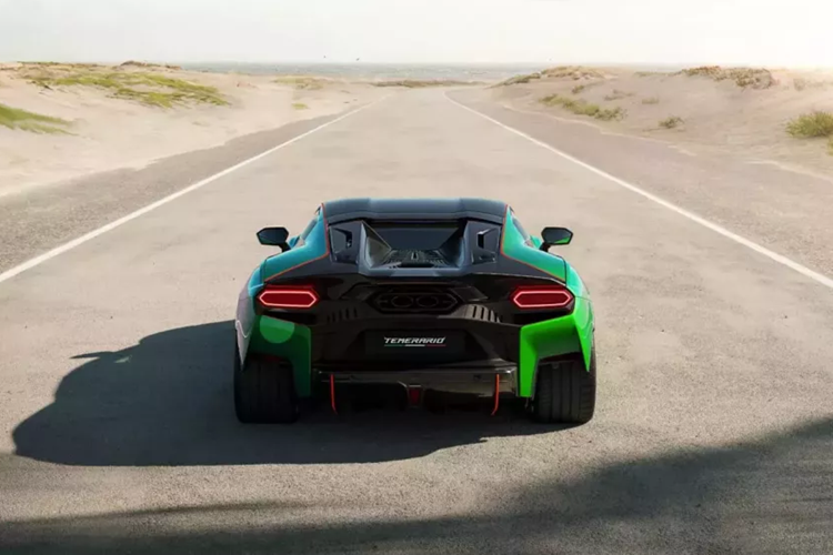 Lamborghini cho biết nó được tạo ra để phù hợp với động cơ V8 tăng áp kép 4.0 lít mới và cũng giúp làm cho chiếc xe cứng hơn, cải thiện khả năng xử lý và tăng sự thoải mái. Điểm nổi bật chính của siêu xe mới rõ ràng là hệ thống truyền động của nó.