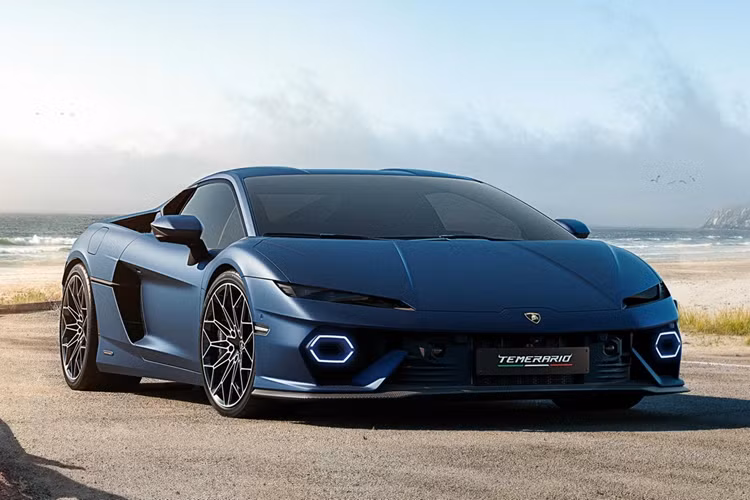 Động cơ trên chiếc siêu xe Lamborghini Temerario sẽ tạo ra công suất tối đa lên đến 789 mã lực từ dải vòng tua máy 9.000-9.750 vòng/phút và mô-men xoắn 538 lb-ft (730 Nm). Như thể điều đó vẫn chưa đủ, hãng siêu xe Lamborghini sau đó đã lắp đặt ba động cơ điện.