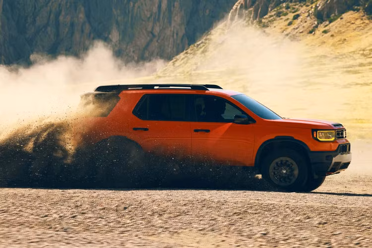 Thiết kế mới của xe giúp khoảng sáng gầm xe cao hơn so với mẫu xe cũ và nhờ phần nhô ra phía trước ngắn hơn, chính vì vậy mà chiếc xe có góc tiếp cận tốt hơn để có khả năng chạy địa hình. Passport mới cũng rộng hơn khoảng 2,5 cm và có chiều dài cơ sở dài hơn 7 cm so với mẫu xe cũ.