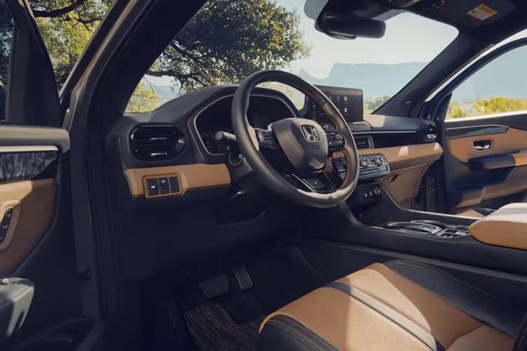 Tuy nhiên, đối với các phiên bản TrailSport và TrailSport Elite của Honda Passport năm 2026, những tấm bảo vệ này không còn là giả nữa mà có thể chịu được toàn bộ trọng lượng của xe. TrailSports được trang bị lốp địa hình General Grabber do General Tire đồng phát triển. Đồng thời, hệ thống treo hiện đã được điều chỉnh để chạy địa hình và xe cũng có khoảng sáng gầm xe lớn hơn với huy hiệu TrailSport.