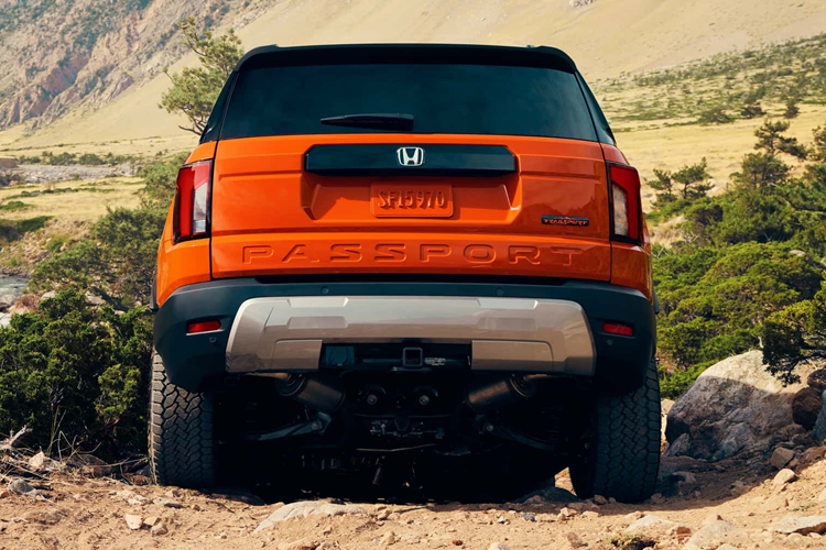 Màn hình trung tâm đã được nâng cấp lên 12,3 inch và đi kèm với Apple CarPlay và Android Auto tiêu chuẩn, cũng như một bộ ứng dụng Google. Ngoài ra xe còn có hệ thống âm thanh Bose 12 loa mới. Các mẫu xe TrailSport cũng có ổ cắm điện 110V ở bảng điều khiển trung tâm.