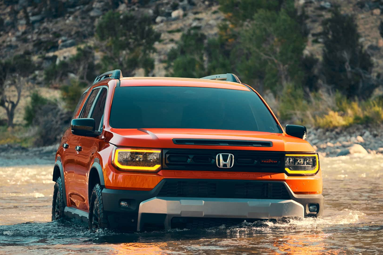 Xe có chắn bùn loe ra và nắp capo với các đường gân dập nổi. Xe cũng có dòng chữ “PASSPORT” in đậm được đóng dấu trên mặt trước và cửa sau bằng thép. Thêm vào đó, tất cả các mẫu Passport đều có trang bị bộ mâm xe 18 inch được bọc trong lốp 31 inch.