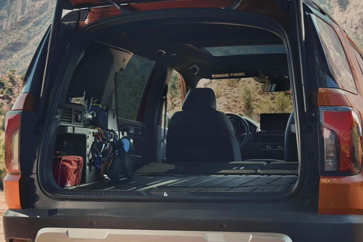 Khối động cơ có khả năng sản sinh công suất 285 mã lực, mạnh hơn Passport 2025 5 mã lực. Tiện nghi trên xe được trang bị bao gồm ghế “ổn định thân xe” mới và bảng điều khiển kỹ thuật số 10,2 inch tiêu chuẩn trên bảng điều khiển, hiển thị các thông tin như độ cao, độ dốc và độ nghiêng trên các mẫu xe TrailSport.