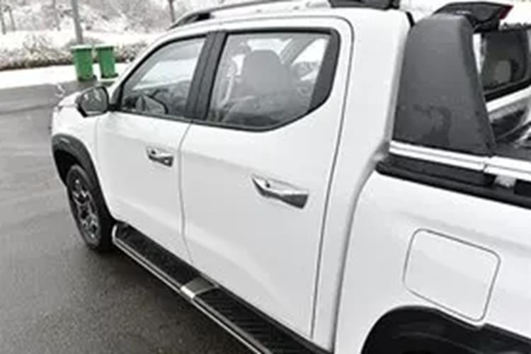 Hãng xe Trung Quốc Changan vào cuối năm ngoái đã công bố đổ 6 nghìn tỷ đồng vào Thái Lan để xây dựng nhà máy tại đây, với mục tiêu xuất khẩu cho nhiều nước, trong đó, Việt Nam cũng trong tầm ngắm được đầu tư. Và để tăng sự hấp dẫn, vào ngày 1/3/2024, Changan đã chính thức ra mắt mẫu xe bán tải độc lạ Hunter.