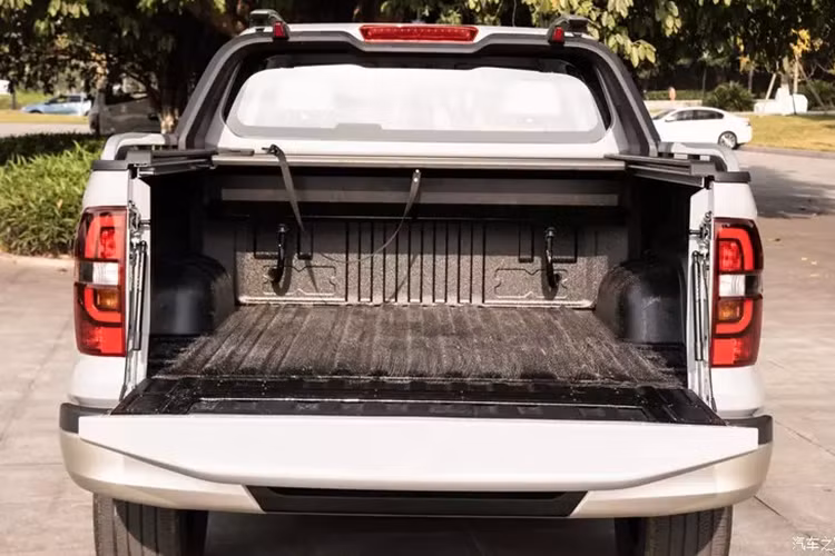 Mức giá xe Changan Hunter 2024 với 8 phiên bản để bạn lựa chọn khởi điểm từ 139.900 nhân dân tệ (19.450 USD), tương đương 456 triệu đồng và lên tới 216.900 nhân dân tệ (31.150 USD), khoảng 708 triệu đồng.