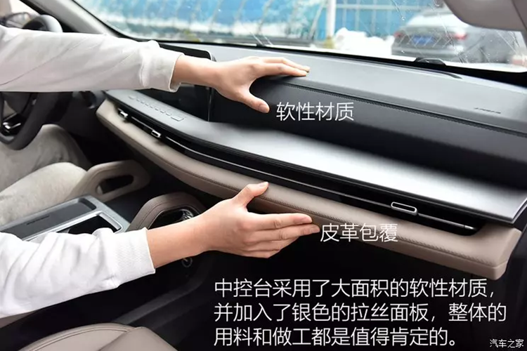 Bậc lên xuống thùng hàng được bổ sung thêm chức năng mở từng đoạn giúp việc ra vào thùng hàng thuận tiện hơn, thùng hàng một số mẫu xe được trang bị cửa cuốn chỉnh tay, có tác dụng chắn gió, mưa và chức năng chống trộm khi đóng cửa khiến cốp xe bán tải tạo thành một không gian khép kín.