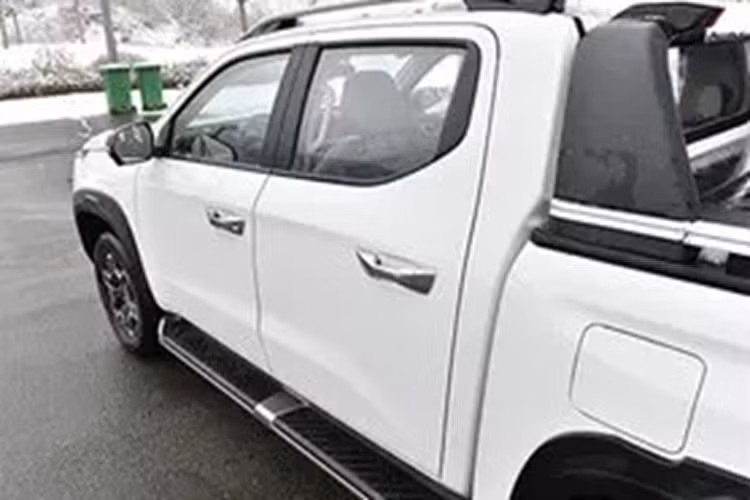 Hãng xe Trung Quốc Changan vào cuối năm ngoái đã công bố đổ 6 nghìn tỷ đồng vào Thái Lan để xây dựng nhà máy tại đây, với mục tiêu xuất khẩu cho nhiều nước, trong đó, Việt Nam cũng trong tầm ngắm được đầu tư. Và để tăng sự hấp dẫn, vào ngày 1/3/2024, Changan đã chính thức ra mắt mẫu xe bán tải độc lạ Hunter.