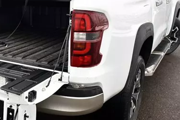 Changan Hunter hầu như không có đối thủ trực tiếp trên thị trường, hầu hết các mẫu xe hiện có trên thị trường đều chạy thuần điện như Great Wall Cannon, SAIC Maxus T70 EV, Radar RD6... Tuy nhiên, những mẫu xe bán tải thuần điện này gặp phải vấn đề lớn.